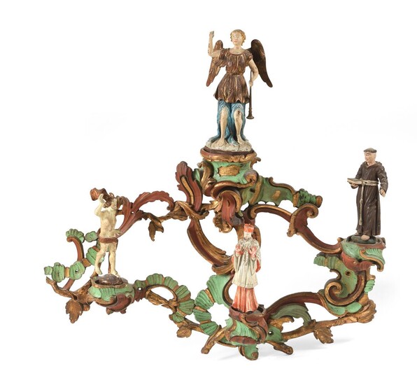 École italienne XVIIIe Applique en bois polychrome ajouré, orné postérieurement de trois statuettes figurant Christ...
