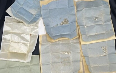 Ensemble de huit plis contenant des pierres et perles de récupération