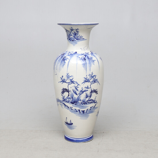 FLOOR VASE, porcelain, China, second half of the 20th century.