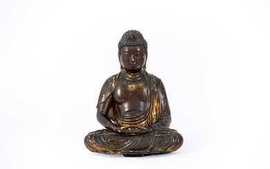 Japon, Fin de l'époque Edo (1603-1868) Statue de Bouddha en bois partiellement doré représenté assis....