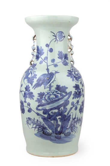 Jarrón chino siglo XIX. En porcelana celadón decorada con...