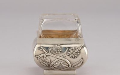 Kleine Vase aus Silber mit Blütendekor, Vincenz Carl Dub, Wien, um 1900/15