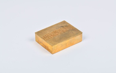 LINE VAUTRIN (1913-1997). Boîte rectangulaire en bronze doré "L'étoile a pleuré rose...", le couvercle gravé...