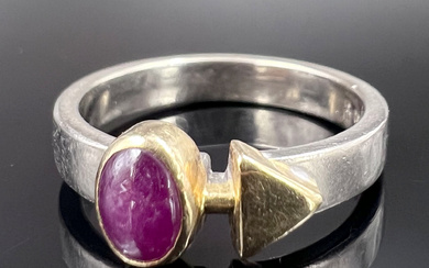 Ladies' ring. 750 white gold and yellow gold and a purple coloured stone.