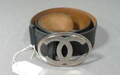 Large oval Chanel belt in silvery metal and black leather (wear)