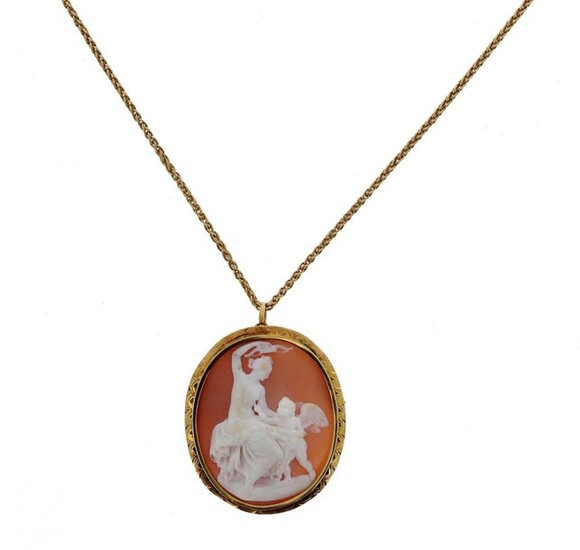 * Necklace made of a 18 K (750 °/°°°) yellow gold chain with a palm chain, and a pendant brooch set with an oval cameo with an antique decor of a woman playing with a putto, the setting also in 18 K (750 °/°°°) yellow gold with chased border.