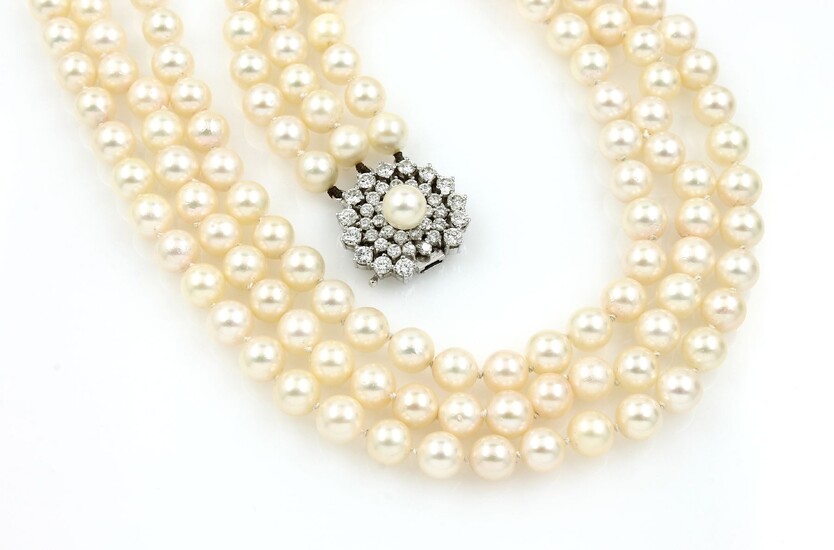 Necklace with cultured pearls and brilliants , creamcoloured...