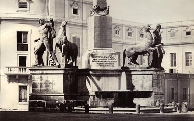 Ohne Titel. Rom - Fontana del Dioscuri auf der Piazza del Quirinale. Im Vordergrund der Dioskurenbrunnen mit dem Obelisken, flankiert von den Dioskuren Castor und Pollux mit aufsteigenden Pferden, im Hintergrund der Quirinalspalast. Orig.-Photographie.