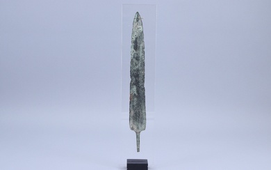 Orient ancien. Probablement Iran, Luristan, v. 800-600 av. J.-C. Lame en bronze. Long. 32,7 cm....