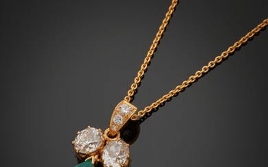 PENDENTIF « goutte » en or jaune (750‰) serti d'une pierre verte piriforme, deux diamants...