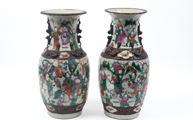 Paar antieke Chinese zogenaamde "Nankin" - vazen in porselein met een polychroom...