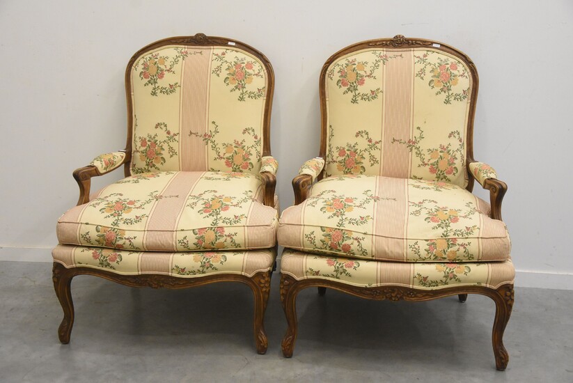 Paire de fauteuils de style Louis XV en hêtre sculpté
