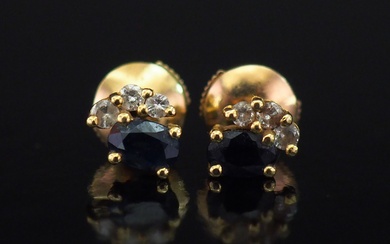 Paire de perces oreilles en or jaune 750, sertis d'une pierre bleue agrémentée de trois...