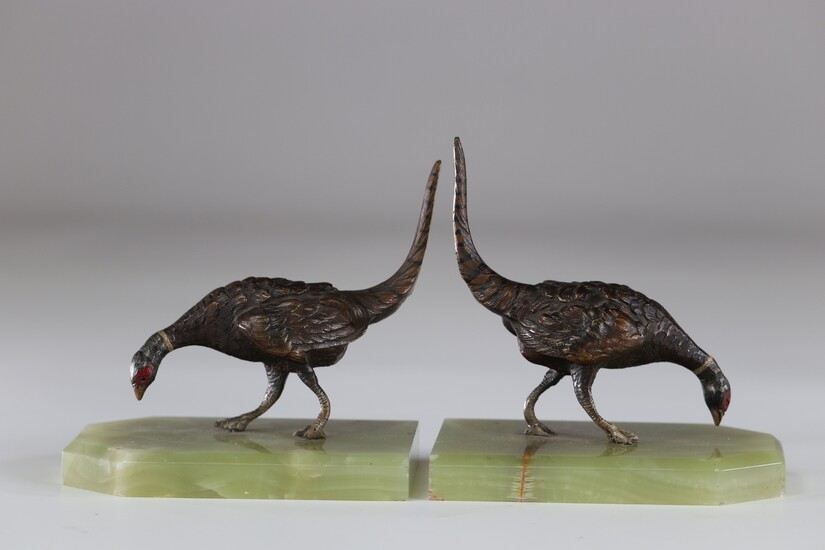 Paire de serres livres bronze de vienne à décor de faisans socle en onyx