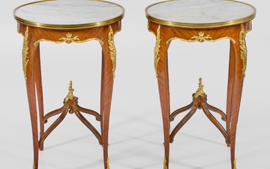 Paire de tables d'appoint de style Louis XV en noyer plaqué et applications en bronze...