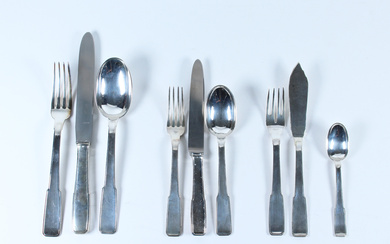 Parte di servizio di posate in argento composto da dodici forchette, dodici coltelli e sei cucchiai, sei forchette e coltelli…