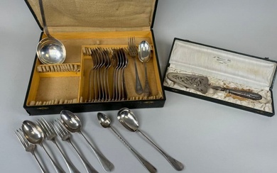 Partie de ménagère en métal argenté comprenant sept fourchettes de table (L. 21,5 cm), six...