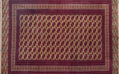 Persian wool carpet with central geometric decoration on maroon field. Size: 415x275 cm Output: 800uros. (133.109 Ptas.)