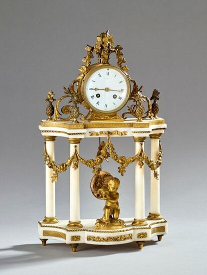Portico clock in white marble and gilt bronze, the enamelled dial shows the hours in Roman numerals and is framed by floral baskets, foliage and pineapple-shaped vases. The protruding base is decorated with a love at the fountain in the round.