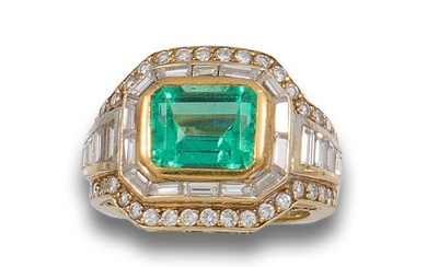 RING, 80'S, EMERALD, DIAMONDS AND YELLOW GOLD