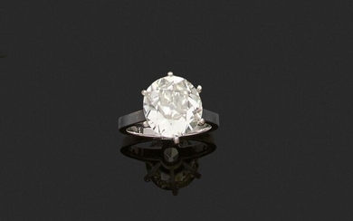 RING in 750 thousandths white gold, set with an antique cut cushion diamond. Finger size : 48. Gross weight : 3,9 g. Presumed weight of the diamond: 3.73 ct. (scratches and lacks, stone to be retightened). Gold ring set with a cushion diamond weighing...