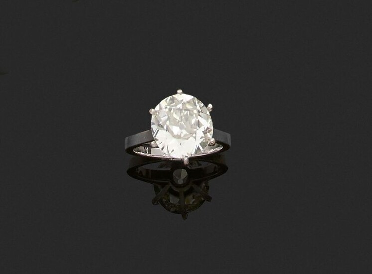 RING in 750 thousandths white gold, set with an antique cut cushion diamond. Finger size : 48. Gross weight : 3,9 g. Presumed weight of the diamond: 3.73 ct. (scratches and lacks, stone to be retightened). Gold ring set with a cushion diamond weighing...