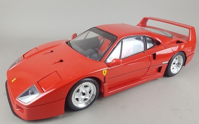 RIVAROSSI POCHER - Ferrari F40 rouge. Volant articulé, portières mobiles, phares mobiles, suspension active, capot...
