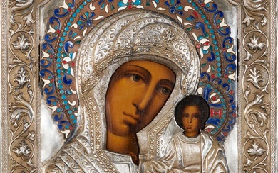RUSSIE. Icône figurant une Vierge à l'enfant. Mandorle émaillée. Rizla en métal à décor de...
