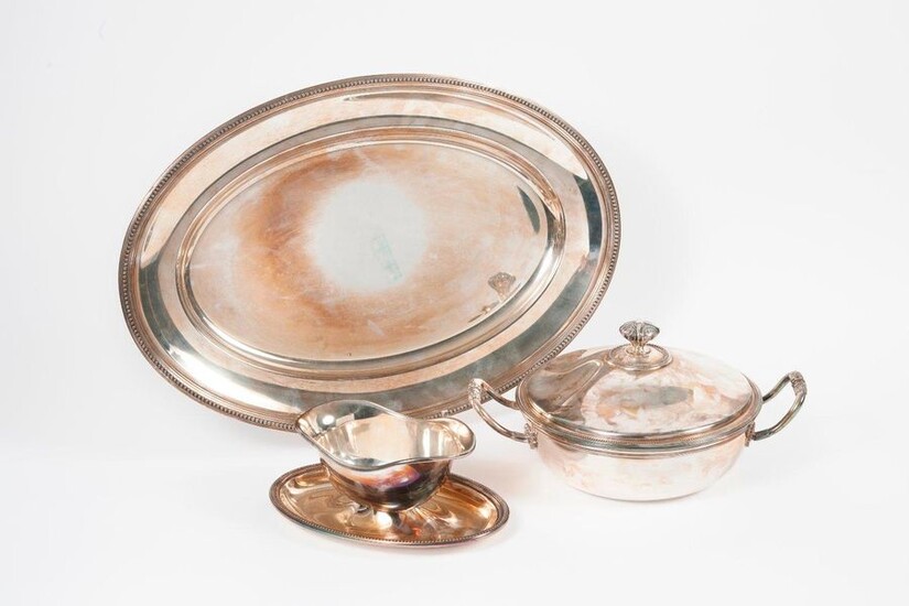 Set in silver plated metal, of the Pearls model, comprising: a two-spout gravy boat with adherent tray, a circular vegetable dish, covered with two handles, and a large oval serving dish.