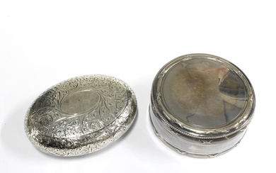 Silver snuff box, oval form with all-over foliate engraved p...
