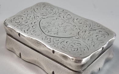 Silver snuff box with hinged foliate engraved cover. Birmin...
