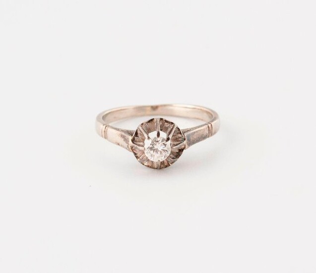 Solitaire ring in white gold (750) set with a brilliant-cut diamond in claw setting.