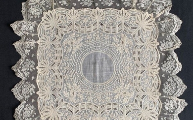 Somptueux mouchoir brodé, 2nde moitié du XIXe siècle. En fil de main richement brodé au...