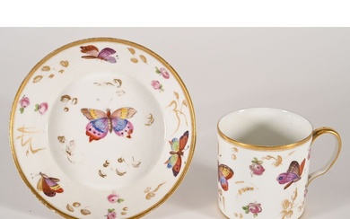 TASSE ET SA SOUS-TASSE en porcelaine à filets dorés et élégant décor polychrome de papillons...