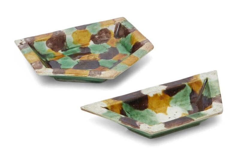 Two Chinese famille verte biscuit 'susancai' sweetmeat dishes, Kangxi period, 10.5cm wide (2) 清康熙 素燒攢碟兩件
