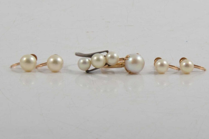 Two cultured pearl dress rings and two pairs of cultured pearl earscrews.