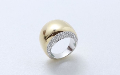 Two-tone 750 thousandths gold ring, the two sides...