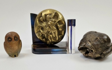 Un lot de trois sculptures en bronze, comprenant : - Chouette H. 8 cm -...