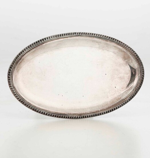 Vassoietto ovale in argento. Argenteria italiana del XX secolo, Asti