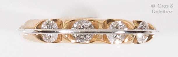Yellow gold wedding band adorned with four mobile brilliant-cut diamonds...