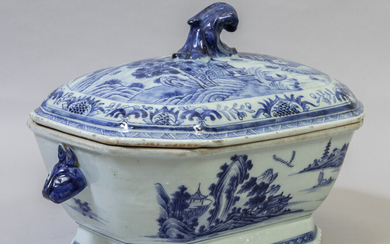 Zuppiera in porcellana con coperchio, Cina per l'esportazione inizi sec.XIX cm.30x23xh.21