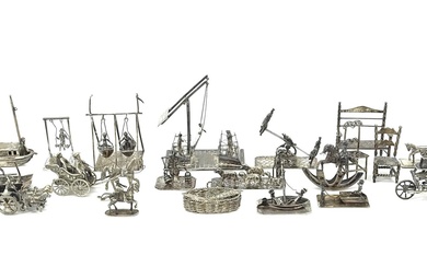 (-), collectie van 23 zilveren miniaturen waaronder strandstoel,...
