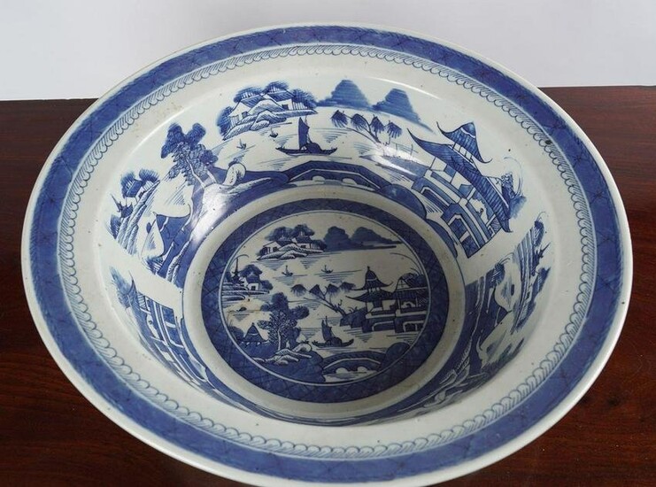 18/19TH-CENTURY BLUE AND WHITE DEEP BOWL