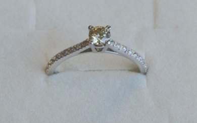 18 kt gold ring with diamonds - size 17 *** No reserve ***
