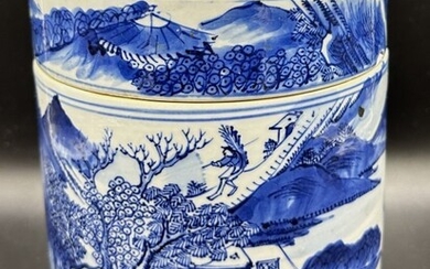 19th century Chinese blue and white circular box