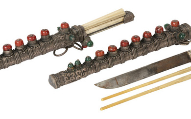 2 nécessaires à pique-nique en argent, Chine, XIX-XXe s., chacun comprenant une paire de baguettes en ivoire et un couteau au manche en os