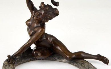 Georges Recipon - Susse Frères, Paris - Art Nouveau bronze sculpture in the shape of a naked woman on horseshoe