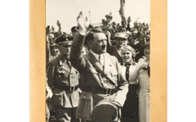 Adolf Hitler - großformatiges Foto mit eigenhändiger Signatur und Datierung