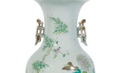79 Chine Vase monté en lampe en porcelaine polychrome à décor d'oiseaux et feuillages Anses...