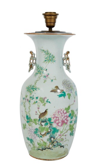 79 Chine Vase monté en lampe en porcelaine polychrome à décor